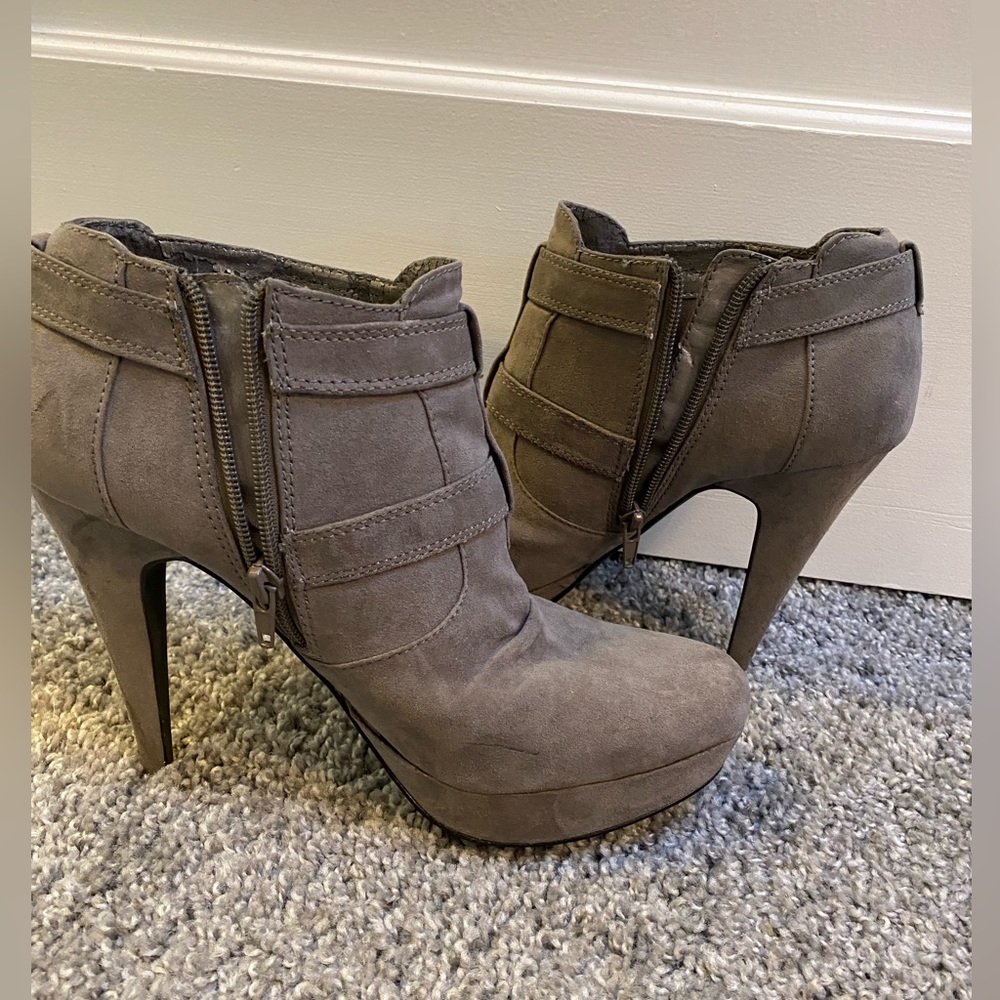 Guess Gray Faux Suede High Heel Booties - Size 10 - Picture 4 of 5